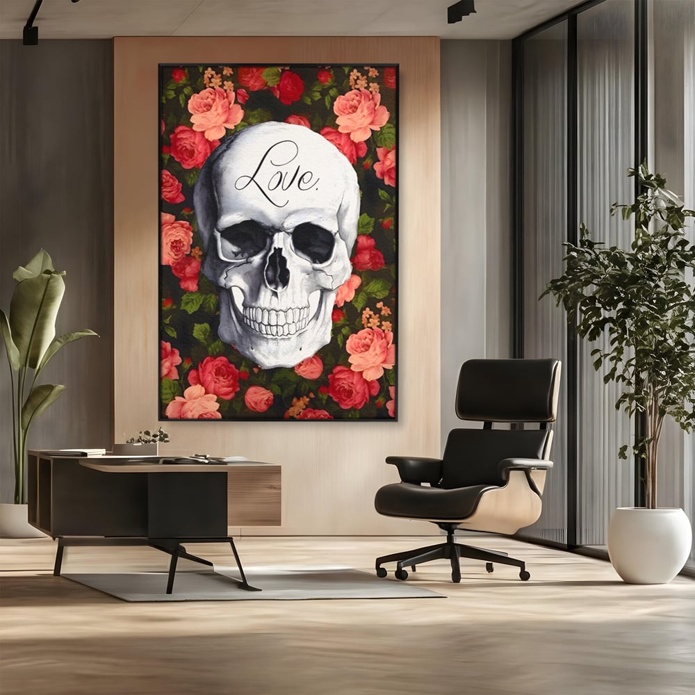 Tablou canvas cu tablou canvas cu craniu si trandafiri, in rama de aluminiu negru, pe perete intr-un birou